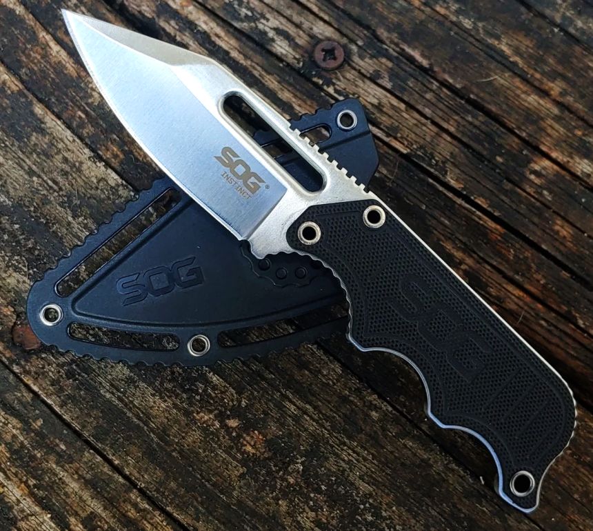 Couteau de cou à lame fixe SOG Instinct avec lame satinée en acier et manche ergonomique avec plaquettes en G10