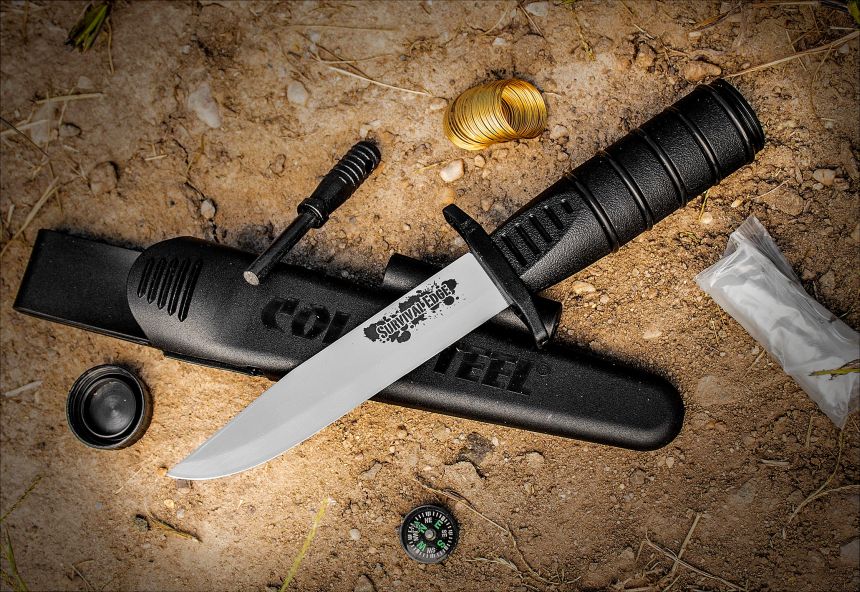 Le couteau Cold Steel Survival Edge Black dans son environnement naturel