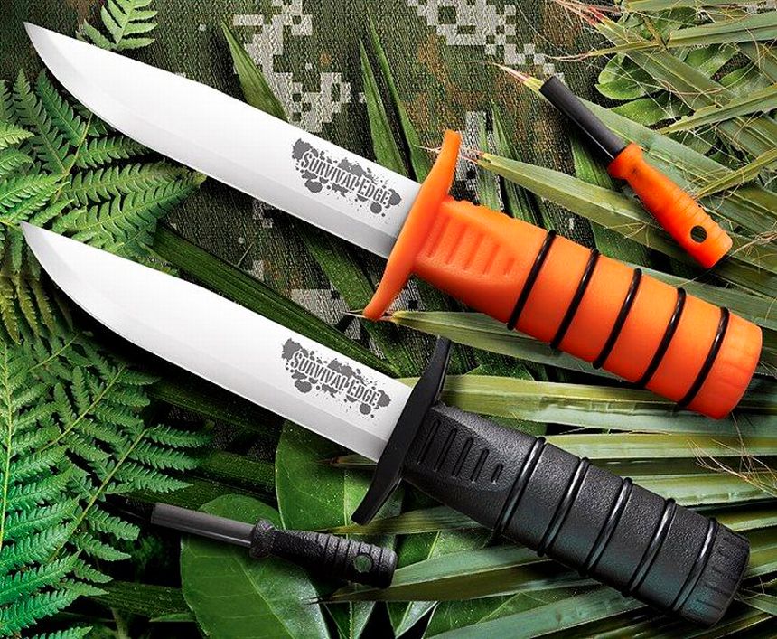 Comparaison entre les deux versions noire et orange du couteau Cold Steel Survival Edge (la seule vraie différence est la couleur de la poignée du couteau et de la pierre à feu)