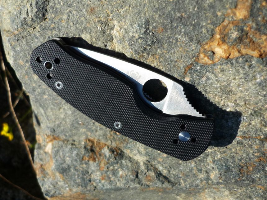 Une autre vue du couteau pliant Spyderco Persistence plié