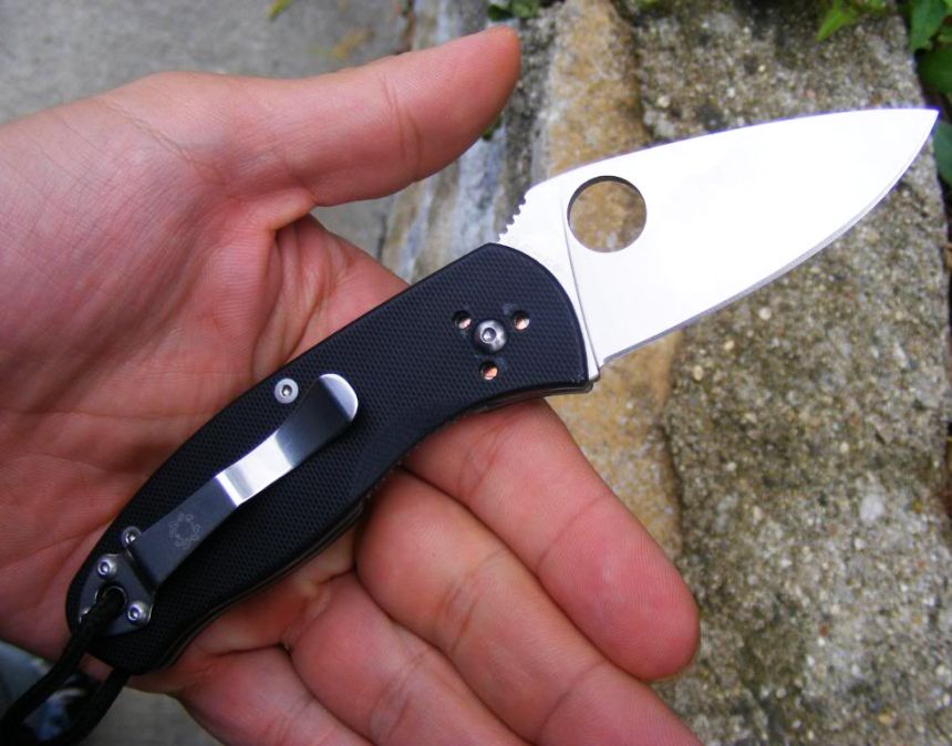 Premier plan du couteau pliant Spyderco Persistence C136GP (la pince en acier est démontable et peut être vissée de l'autre côté de la poignée)