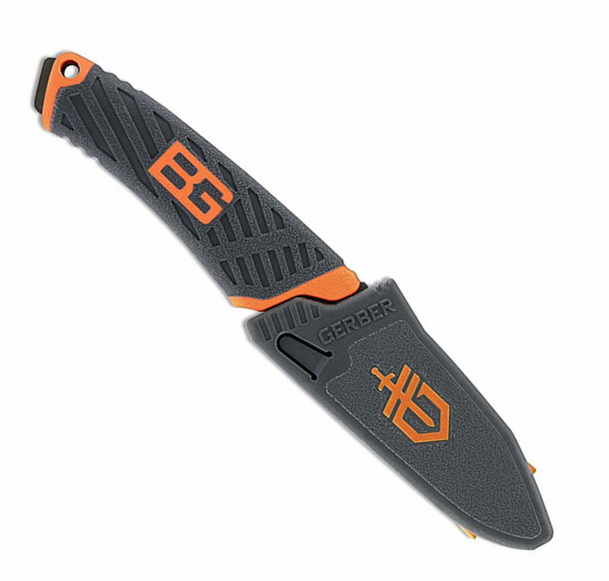 Le couteau de survie Bear Grylls Gerber Compact en sécurité dans son fourreau en PVC