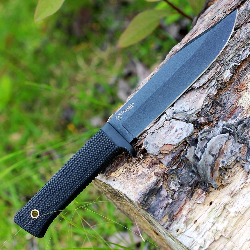 Le couteau de survie Cold Steel SRK (Survival Rescue Knife) dans son environnement naturel