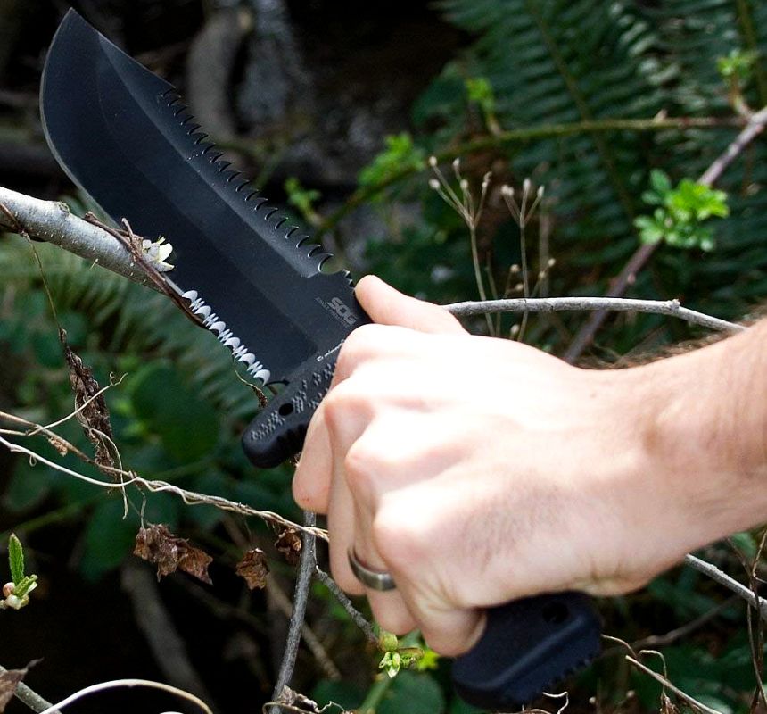 Le couteau SOG Jungle Primitive dans son environnement naturel