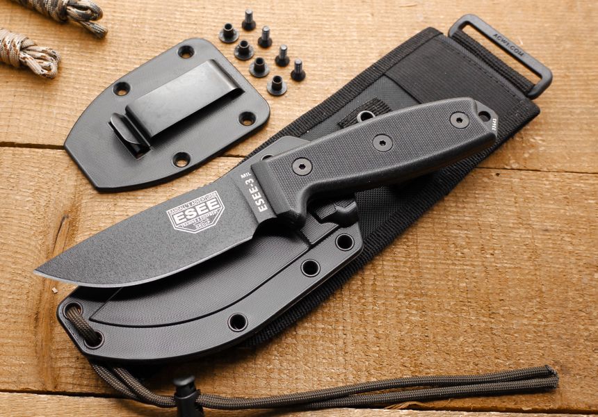 Il y a tout : couteau militaire ESEE-3MIL-S-BLK, étui en Kydex, plaque en acier avec clip, support MOLLE, cordon paracord