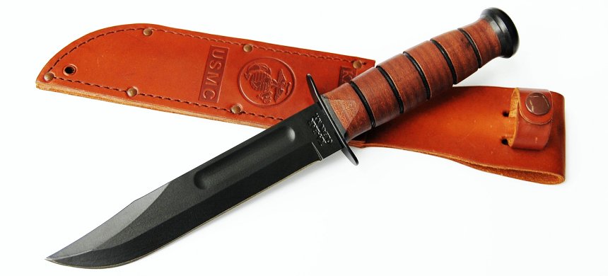 Voulez-vous un étui différent ? Le couteau KA-BAR USMC 1217 est présenté ici avec un étui en cuir (remarquez l'insigne du Corps des Marines)