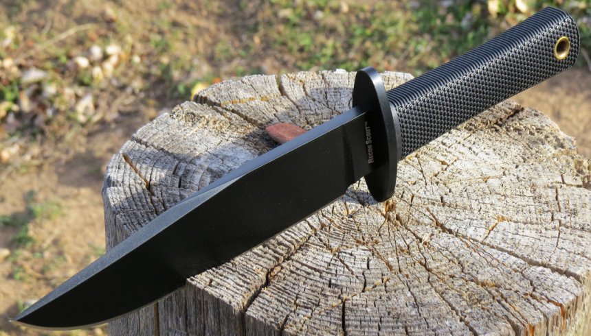 Le Cold Steel Recon Scout SK-5 dans toute sa splendeur. De cet angle, vous pouvez clairement voir l'épaisseur de la lame, qui atteint 8 millimètres !