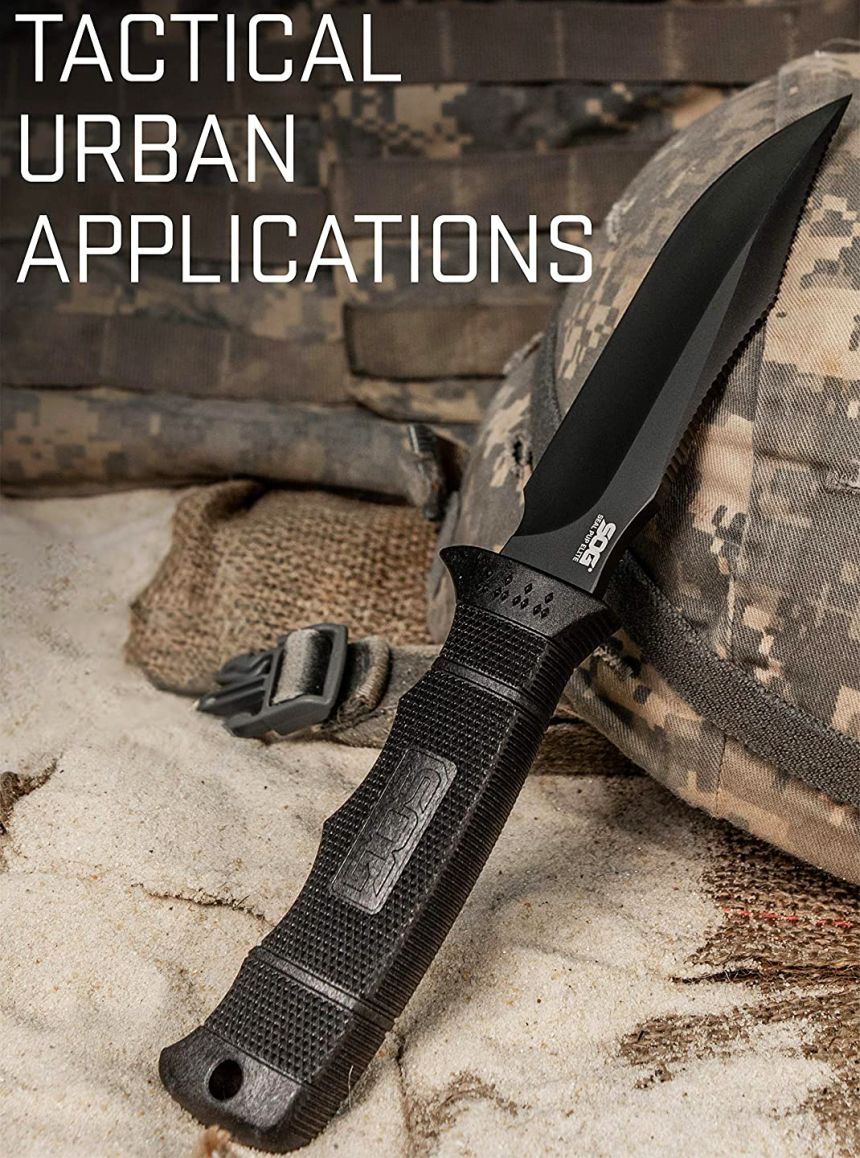 Le couteau Militaire Tactique SOG Seal Pup Elite dans son environnement naturel