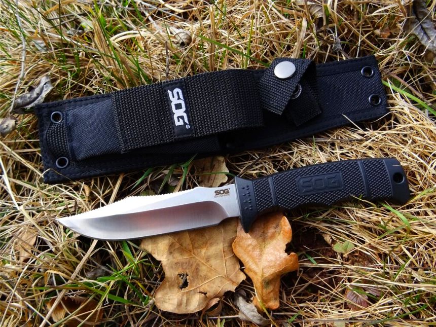 Le couteau militaire tactique SOG SEAL Pup Elite avec à côté l'étui en nylon