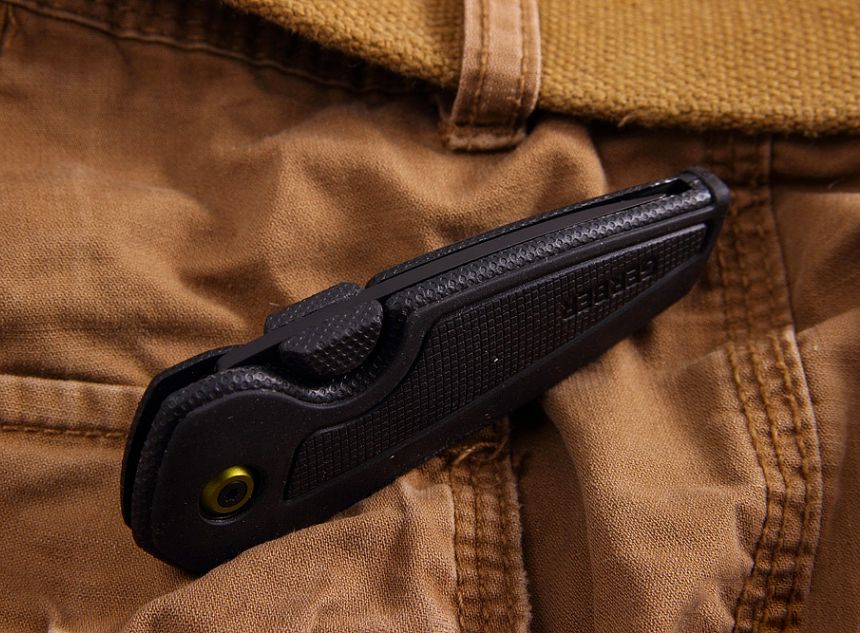 La lame du couteau pliant Gerber GDC Tech Skin Pocket est entièrement protégée par un matériau en caoutchouc, de sorte que vous pouvez le mettre sans problème dans la même poche avec le téléphone portable