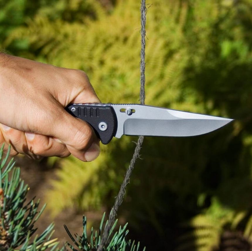 Le couteau à lame dentelée SOG Fusion Salute Blasted est parfait comme outil à utiliser dans le jardin pour vos sorties en plein air