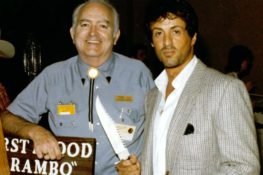 Sylvester Stallone en compagnie de Jimmy Lile, célèbre coutelier qui a supervisé la réalisation du couteau utilisé pour tourner le film
