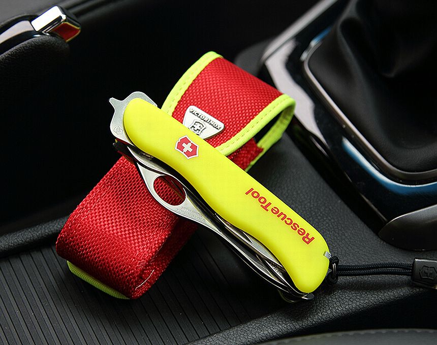 Le Victorinox Rescue Tool peut même vous sauver la vie, grâce à la lame coupe-ceintures de sécurité et au brise-vitre