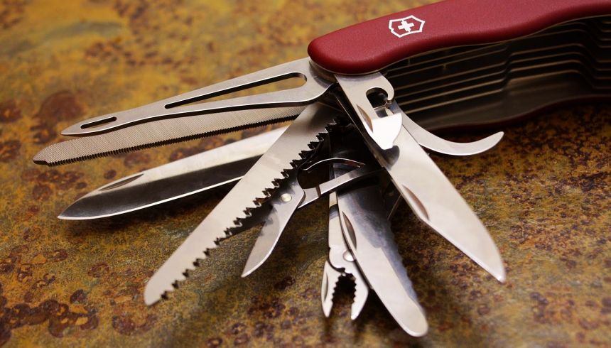 Un gros plan des lames, scies, pinces et ciseaux du couteau suisse Victorinox Work Champ XL