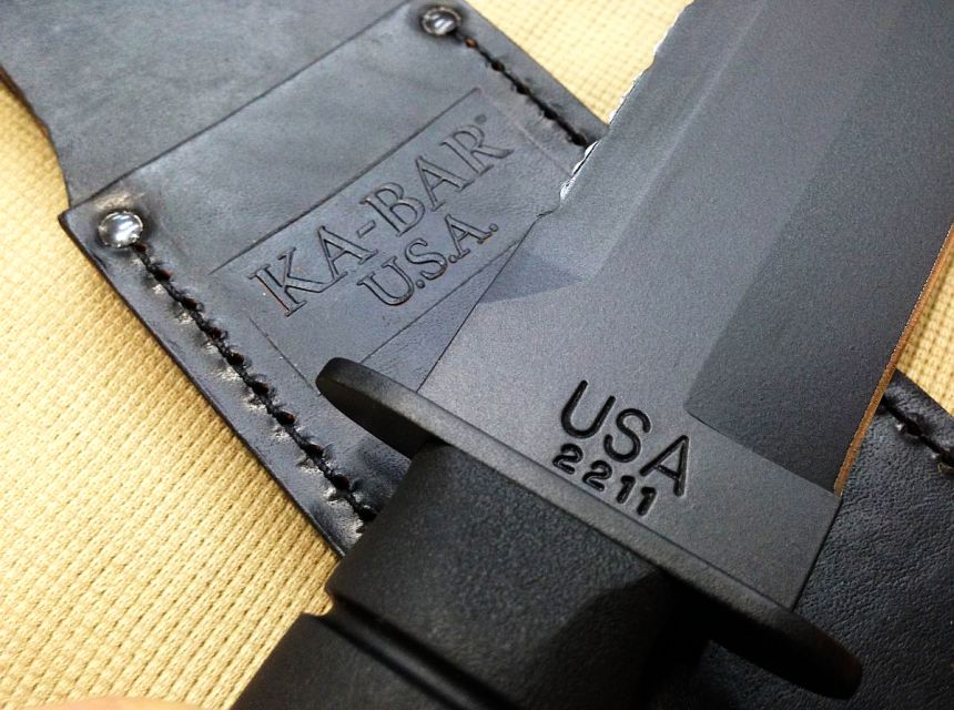 Le couteau KA-BAR 2211 Big Brother est évidemment 100% fabriqué aux États-Unis (remarquez le fourreau en cuir à l'arrière-plan)