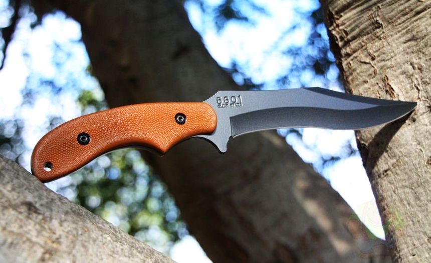 Le couteau tactique KA-BAR Johnson Adventure Baconmaker dans son environnement naturel