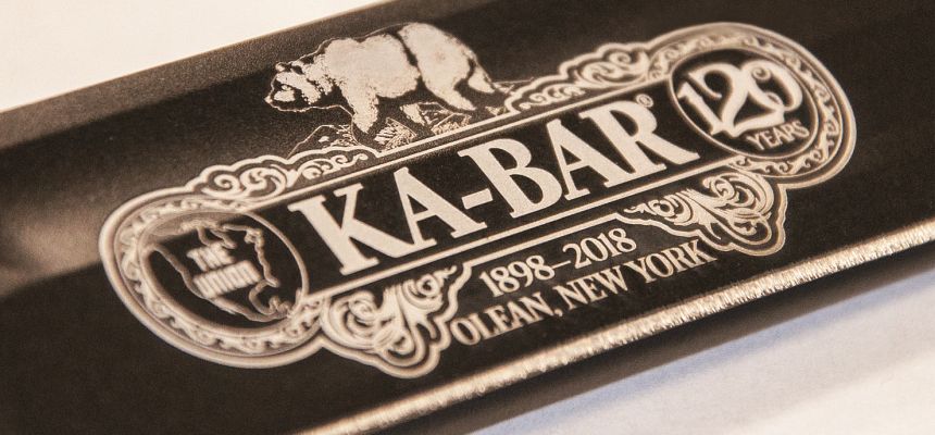 Le logo KA-BAR qui célèbre le 120<sup>ème</sup> anniversaire de la fondation (remarquez l'ours d'où provient le nom KA-BAR)