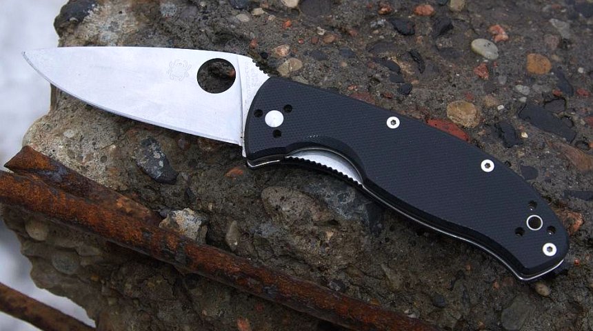 Le Spyderco Tenacious C122GP, bien qu'il mesure ouvert près de 20 cm, arrête l'aiguille de la balance juste au-dessus de 100 grammes